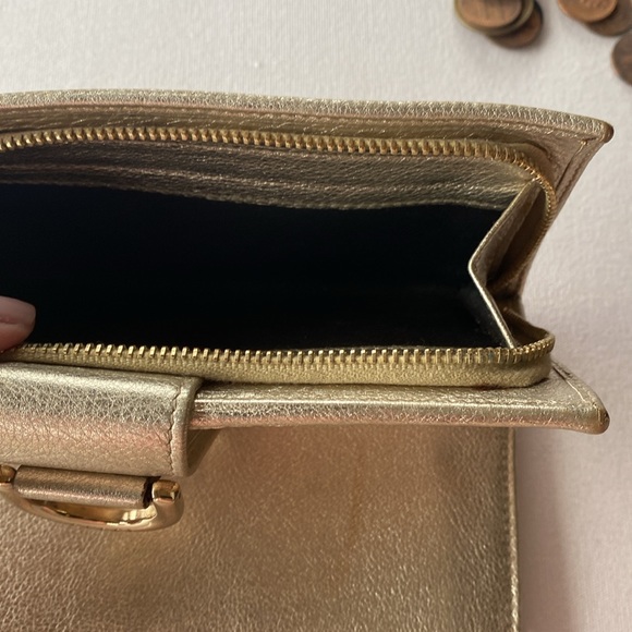 Authentic Gucci gold wallet - Picture 4 of 7